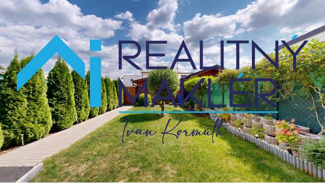 Zahrada rodinného domu ve Stupavě s udržovaným trávníkem a výsadbou.