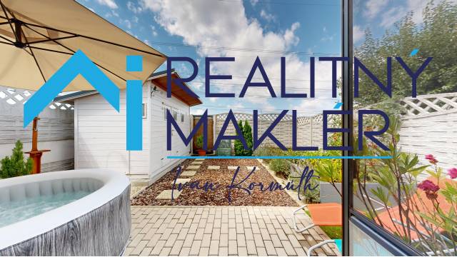 Zahrada rodinného domu ve Stupavě s vířivkou a zahradním domkem.