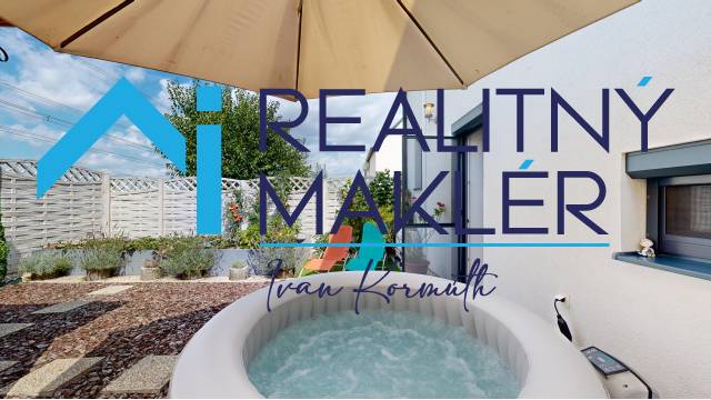 V rodinném domě ve Stupavě je vířivka s terasou pod slunečníkem.