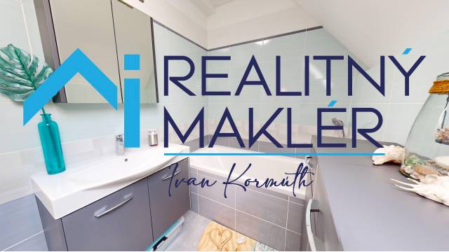 Koupelna s vanou v rodinném domě, elegantní doplňky a světlé barevné tóny.