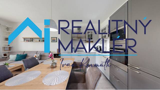 Interiér rodinného domu s kuchyní, jídelním stolem a obývacím pokojem.