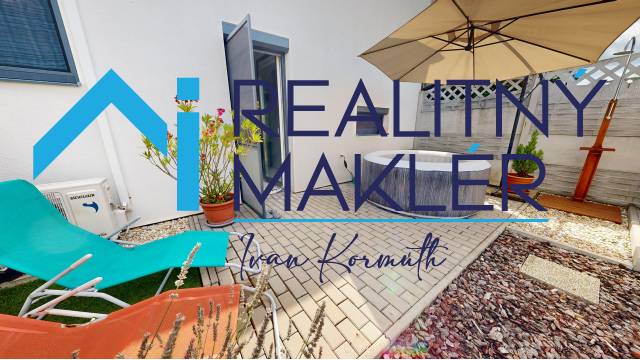 Na zahradě rodinného domu ve Stupavě jsou lehátka, vířivka a slunečník.