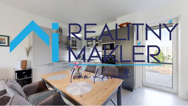 Kuchyně v rodinném domě s jídelním stolem a vstupem na terasu.