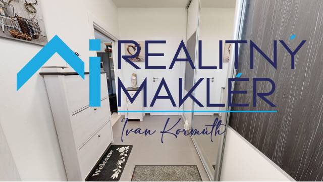 Interiér rodinného domu s bílým nábytkem a zrcadlovou skříní. Razítko a logo na obrázku.