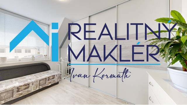 Interiér rodinného domu se světlou místností, pohovkou a rostlinou, podlaha s dřevěným dekorem.