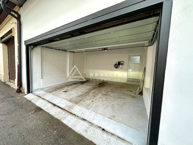 Otevřená garáž na Mäsiarské ulici v Košicích, Staré Město, s bílými stěnami.