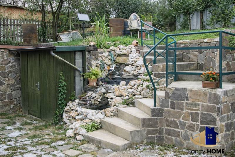 Exteriér rodinného domu na ulici Mieru v Poproči, se schodištěm a květinovou výzdobou.