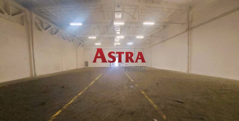 Prostorné sklady a haly s bílými stěnami, rovnou podlahou a osvětlením shora.