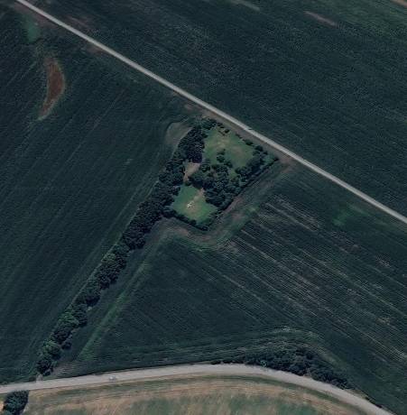 Letecký pohled na komerční pozemky ve Stupavě obklopené zelenou krajinou.