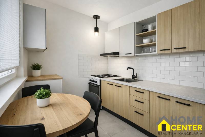 Kuchyně v 3-pokojovém bytě s dřevěným dekorem, bílými kachličkami a kulatým stolem.