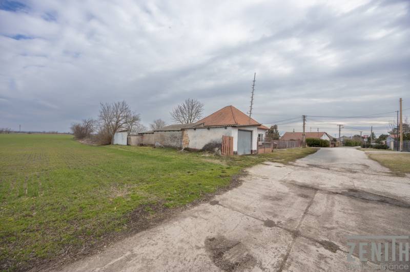 Starší dům na ulici Jatov v Jatově se sousedním pozemkem určeným k bydlení.