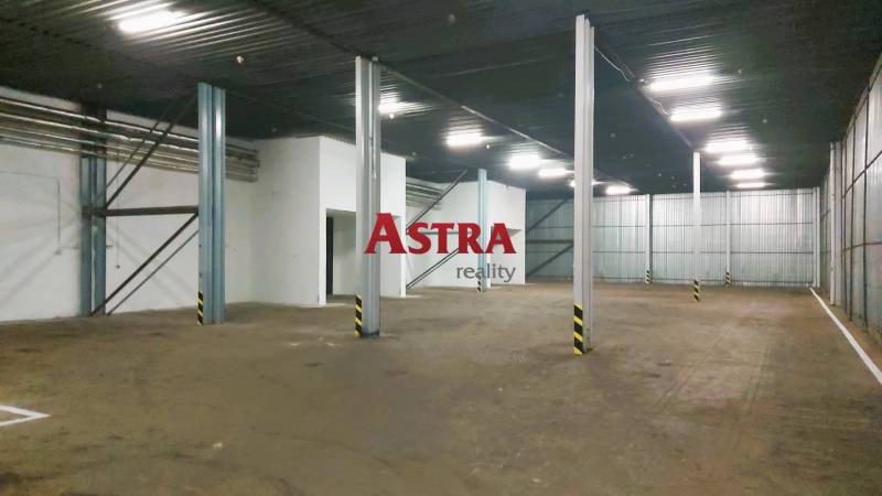 Sklady a haly s ocelovými sloupy a betonovou podlahou.