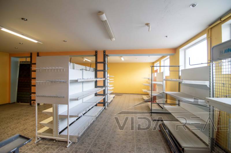 Interiér s regály, sklady a haly, podlaha s dřevěným dekorem.