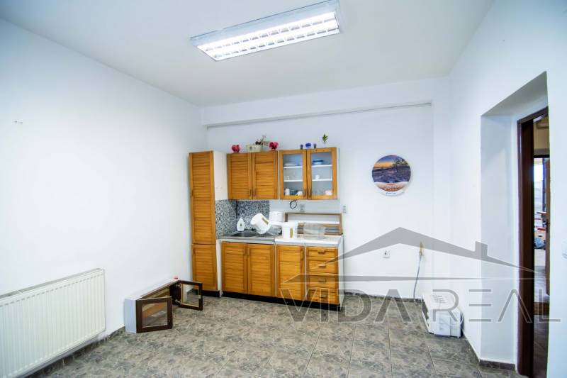 Interiér skladu s halami obsahuje kuchyňskou linku, dekorace a kachličkovou podlahu.