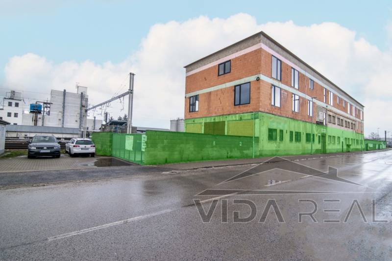 Budova na ulici Nádražná v Šenkvicích, sloužící jako sklady a haly.