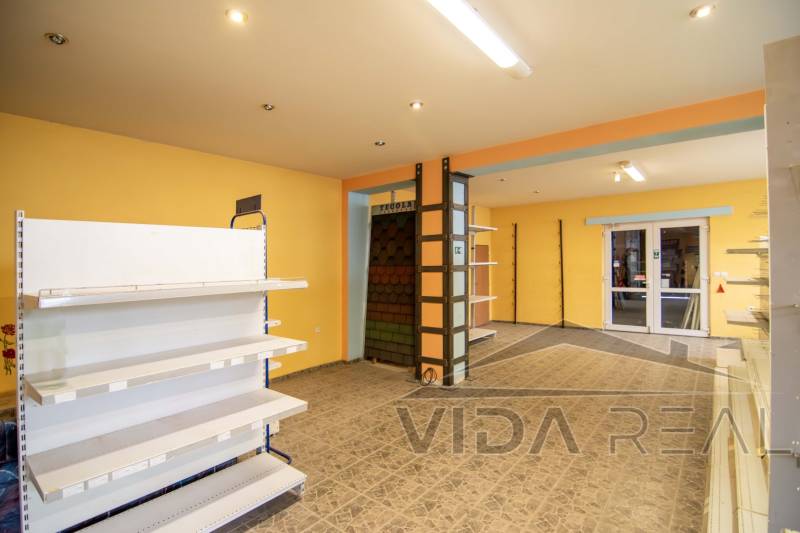 Interiér sklady a haly s policemi a dveřmi, podlaha s dekorem.