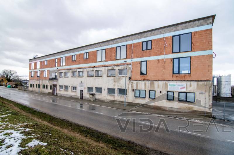 Budova na ulici Nádražná v Šenkvicích, určená pro sklady a haly.