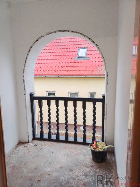 Renovace balkónu s červenou střechou v rodinném domě, Vizsoly.