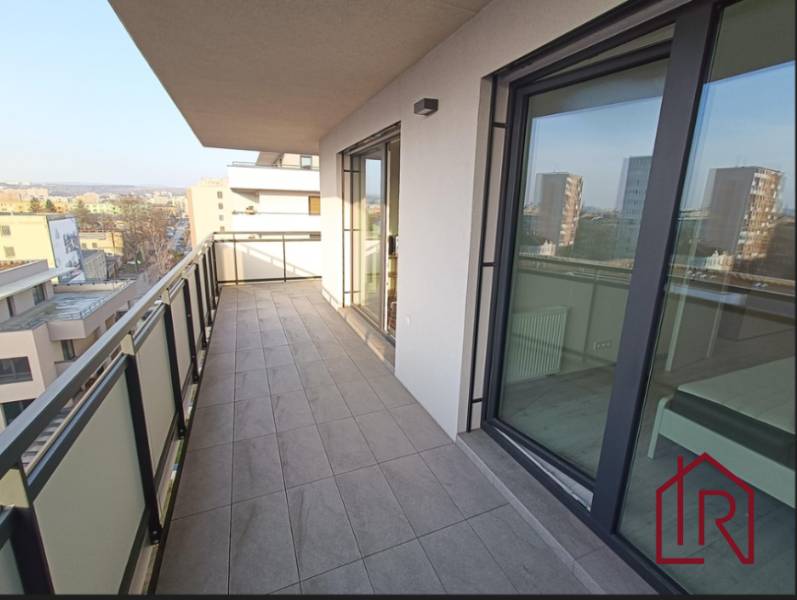 Balkon 3pokojového bytu s výhledem na Alvinczyho ulici v Košicích, městská část Staré Město.