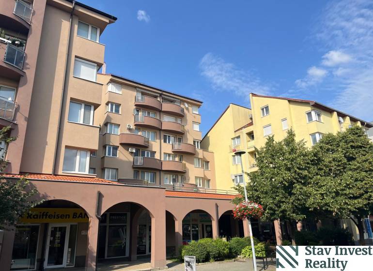 Budova na Lichnerově ulici v Senci se 4pokojovými byty, obchody a balkony.