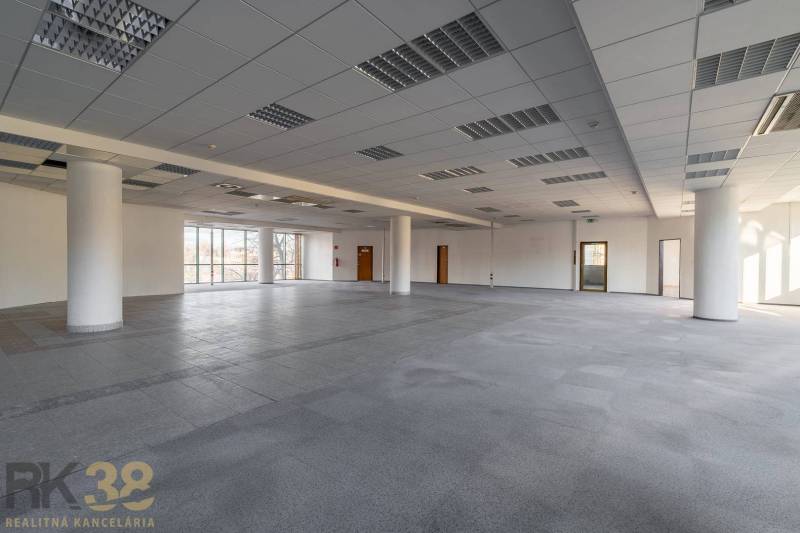 Prostorné kanceláře s velkými okny a s dlažbou.
