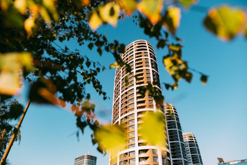 Výšková budova obklopená listy na Továrenské ulici ve Starém Městě, Bratislava.