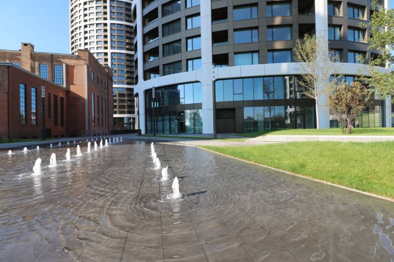 Fontána a moderní budovy s cihlovou architekturou v Bratislavě - Staré Město, na Továrenské.