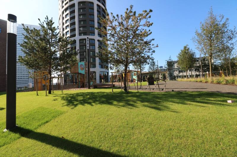 Park s dětským hřištěm a věžákem na Továrenské ulici v Bratislavě - Staré Město.