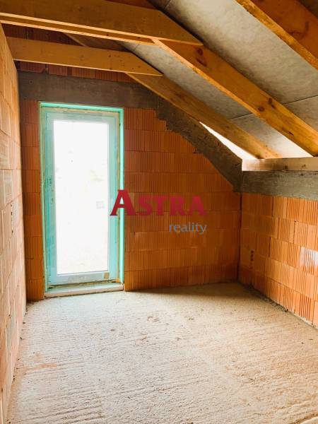 Interiér podkroví, cihly, světlo, stavba, dřevěné trámy, renovace, chata, okno.