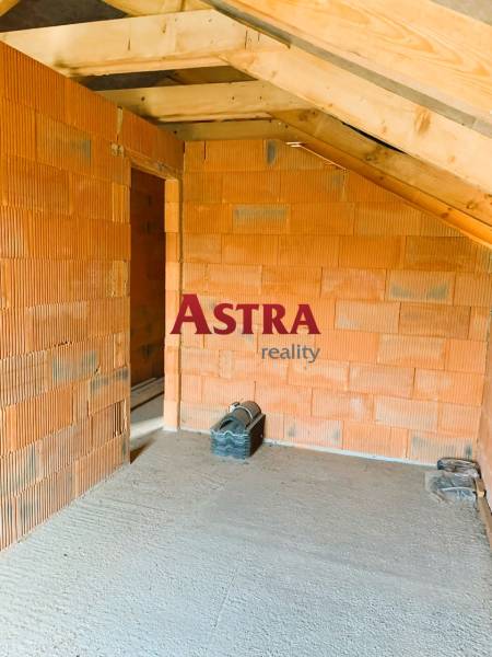 Zděná místnost, střešní konstrukce, hrubá stavba a příprava na dokončení pro interiér.