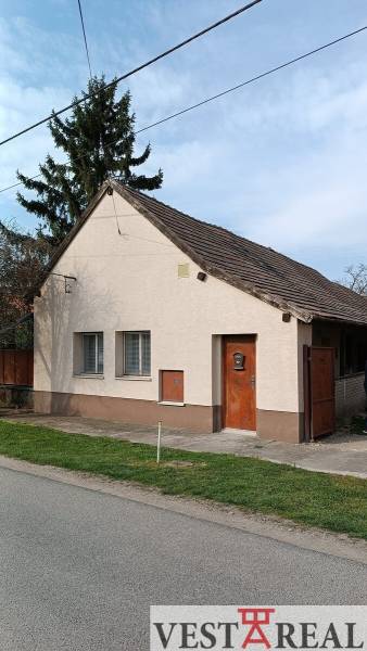 Rodinný dům v Horních Salibách s bílou fasádou a šikmou střechou.