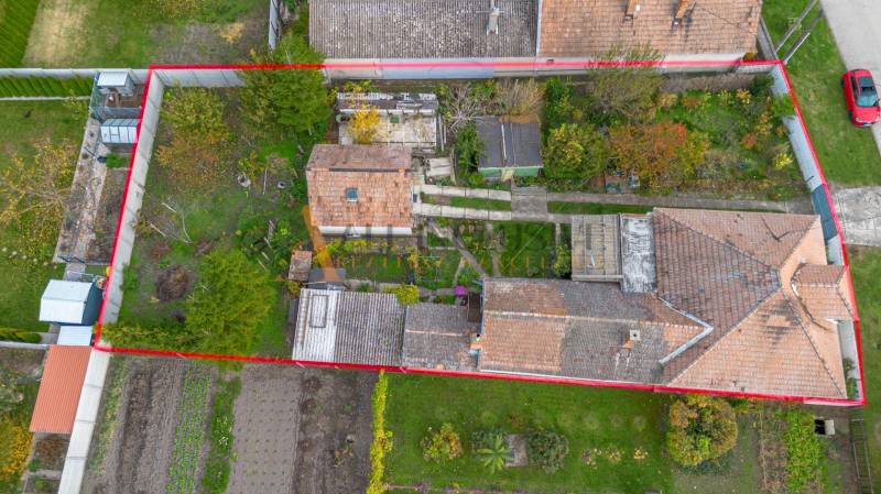 Letecký pohled na rodinný dům a zahradu ve Velkých Dvornících.