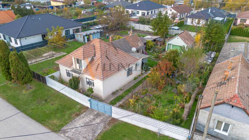 Rodinný dům ve Velkých Dvorníkách s upravenou zahradou a okolní zelení.