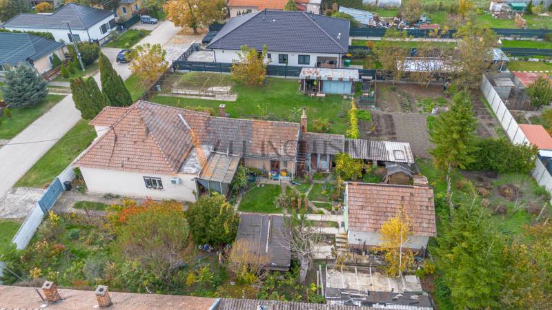 Rodinný dům ve Velkých Dvorníkách s rozlehlou zahradou a okolní zelení.