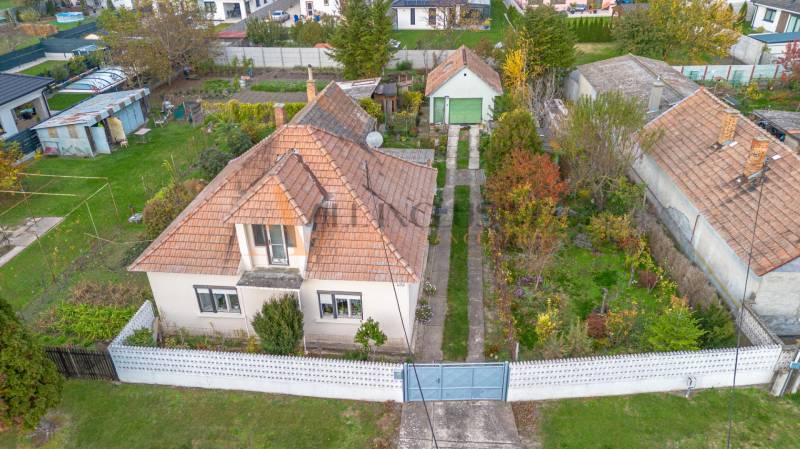 Rodinný dům ve Velkých Dvorníkách s předzahrádkou a přístupovou cestou.