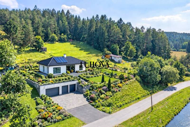 Dům obklopený zelení u lesa v Ďurďovém, Považská Bystrica na pozemku pro bydlení.