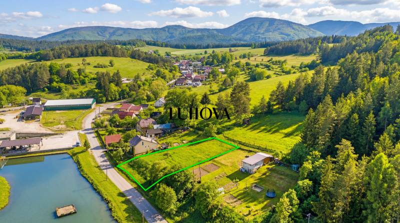 Pozemky - bydlení v Ďurďovém, Považská Bystrica, obklopené zelení a přírodou.