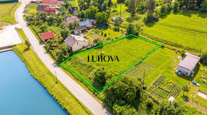 Pozemky - bydlení v Ďurďovém, Považská Bystrica s výhledem na vodní plochu a zeleň.