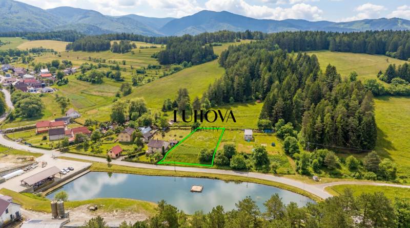 Pozemek na bydlení v Ďurďovém, Považská Bystrica, s výhledem na okolní přírodu a vesnici.