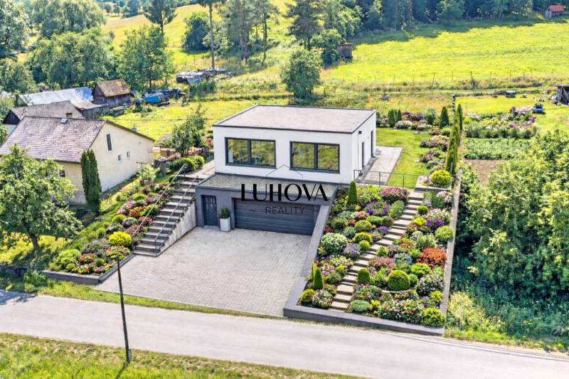 Dvoupatrová stavba s upravenou zahradou na pozemcích - bydlení v Ďurďovém, Považská Bystrica.