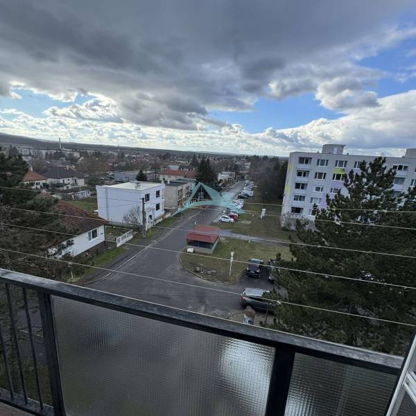 Výhled ze 4pokojového bytu na Gyurkyho v Šahách ukazuje městskou ulici a domy.