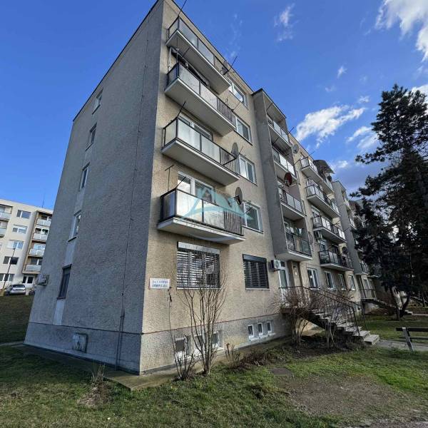 Čtvrtý patrový bytový dům se vstupem a balkony Šahy, a gyurkyho.