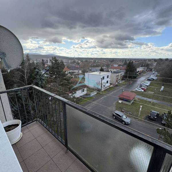 Výhled na ulici a Gyurkyho v Šahách ze 4-pokojového bytu s parkováním.