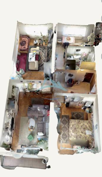 Interiér 4-pokojového bytu s podlahou s dřevěným dekorem a nábytkem různých stylů.