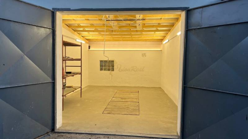 Otevřená garáž s regálem na Akátové ulici v Bratislavě - Dúbravce.