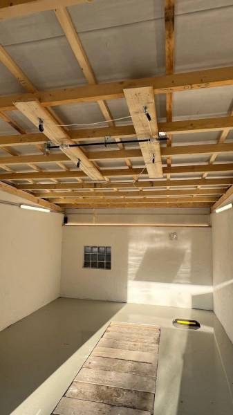 Garáže s dřevěnými trámy na stropě, v Bratislavě - Dúbravce na Agátové ulici.