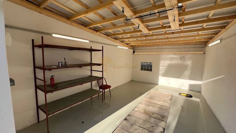 Interiér garáže s podlahou s dřevěným dekorem a regálem v Bratislavě na Agátové ulici.