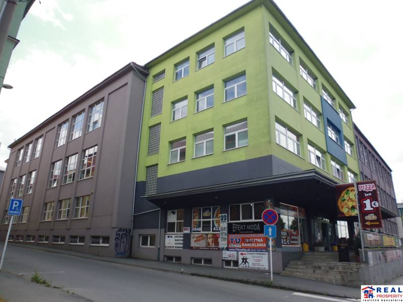 Budova na Masarykově ulici v Prešově s barevnou fasádou používaná na kanceláře.