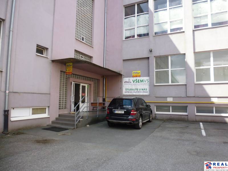 Budova na Masarykově ulici v Prešově s kancelářemi a parkovacími místy.