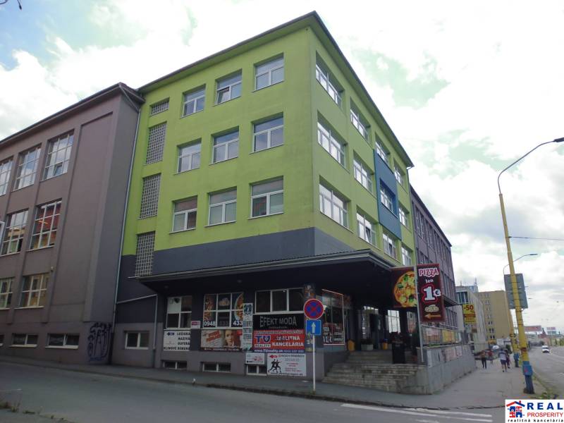 Budova na Masarykově ulici v Prešově obsahuje kanceláře a pizzerii.